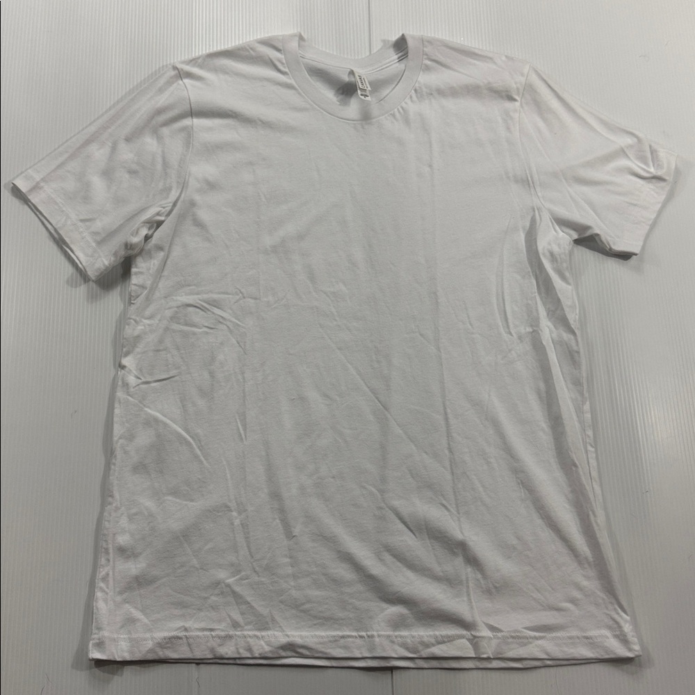 B38. NWOT Classic White T-Shirt (XL)